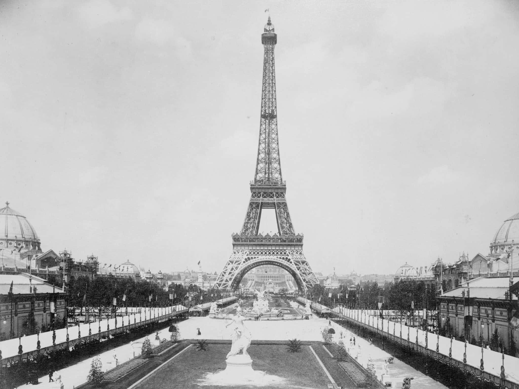 Paris Aesthetic 桌布 壁紙 — 1889年世界博覽會中艾菲爾鐵塔的復古黑白照片，帶有華麗花園和圓頂展館。