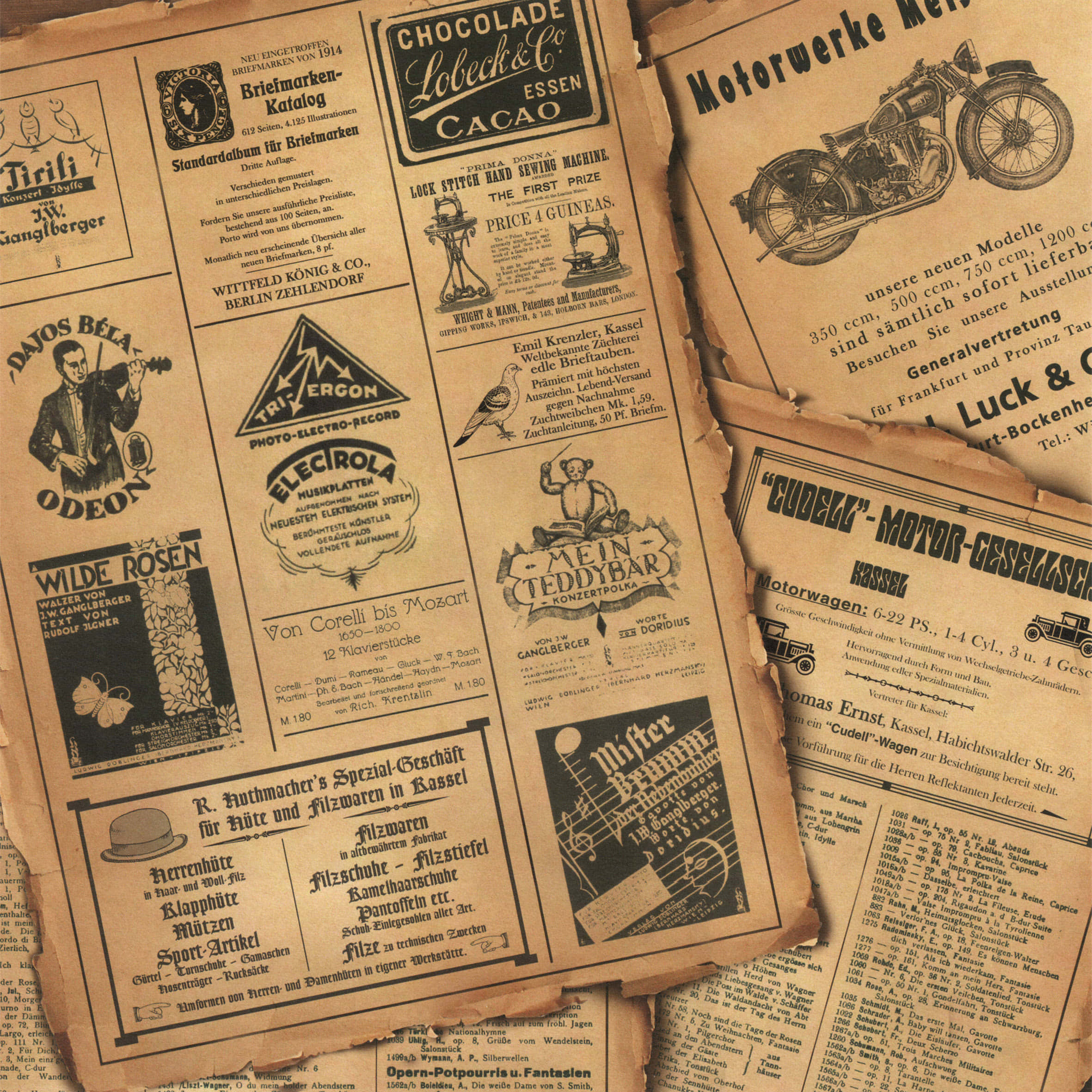 Old Newspaper 桌布 壁紙 — 1914年德國報紙廣告的復古收藏，展示摩托車、縫紉機和音樂，紙張老舊泛黃，邊緣破損。