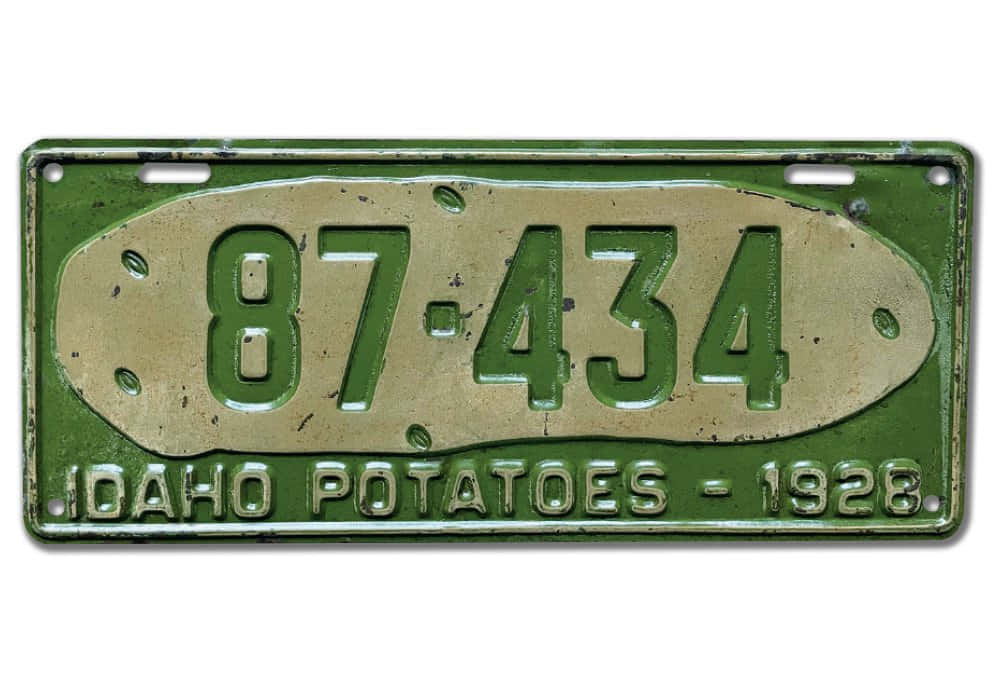 License Plate 桌布 壁紙 — 1928年愛達荷州馬鈴薯車牌，帶有綠色銅鏽和編號87-434，顯示磨損痕跡。