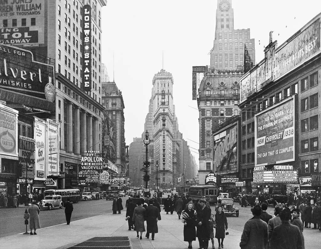  壁紙 — 1930年代紐約市繁華街景的黑白復古照片，有行人、汽車和高聳的廣告牌。