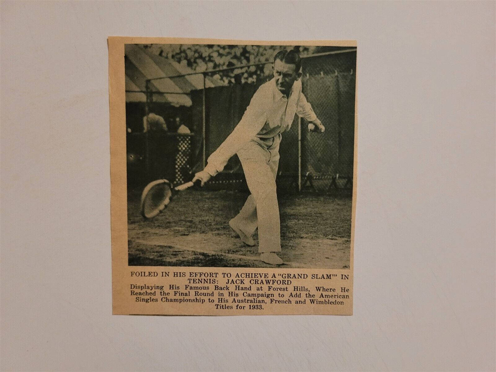 復古 桌布 壁紙 — 1933年森林山網球選手Jack Crawford反手揮拍中的復古棕褐色照片。