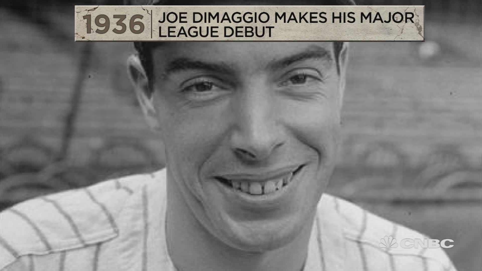 Joe Dimaggio 桌布 壁紙 — 1936年MLB處女作照片中喬·迪馬吉奧咧嘴大笑的復古黑白肖像，附文字疊加。