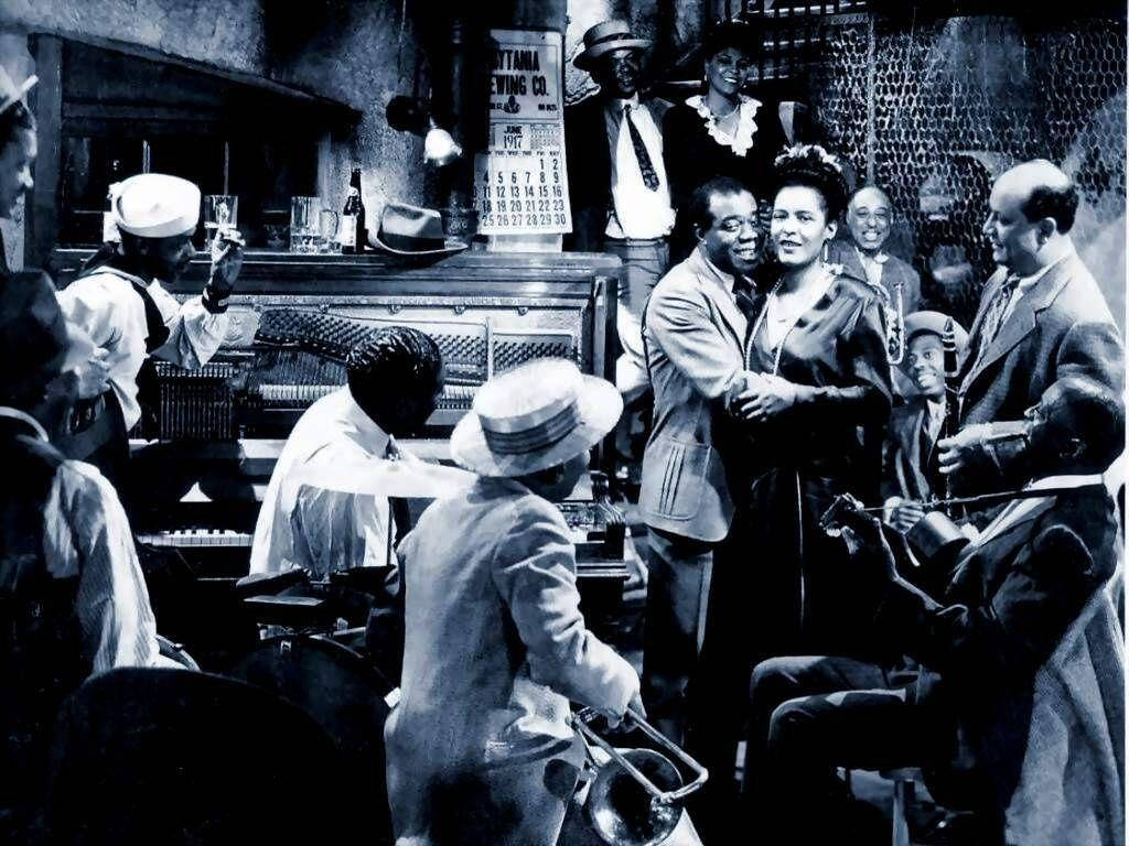 比莉·哈樂黛 桌布 壁紙 — 1940年代充滿活力的爵士俱樂部場景，音樂家和顧客在溫暖的燈光下跳舞和社交。