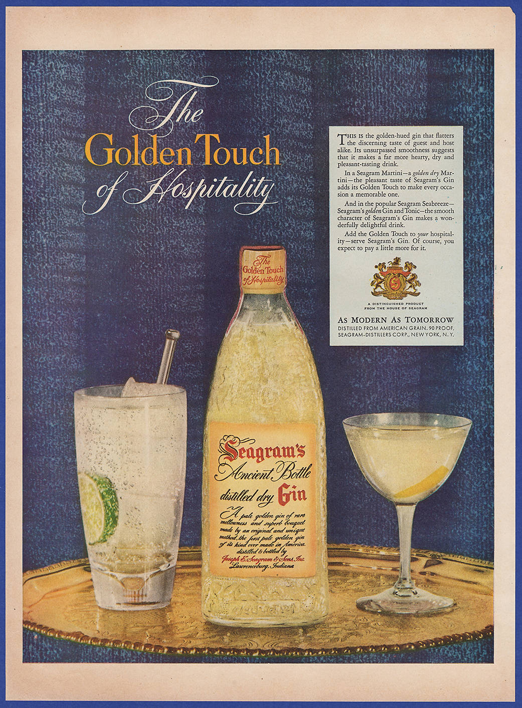 高清 桌布 壁紙 — 1940年代復古Seagram's琴酒廣告，在紋理藍色背景的托盤上展示一瓶雞尾酒杯和庫佩杯。