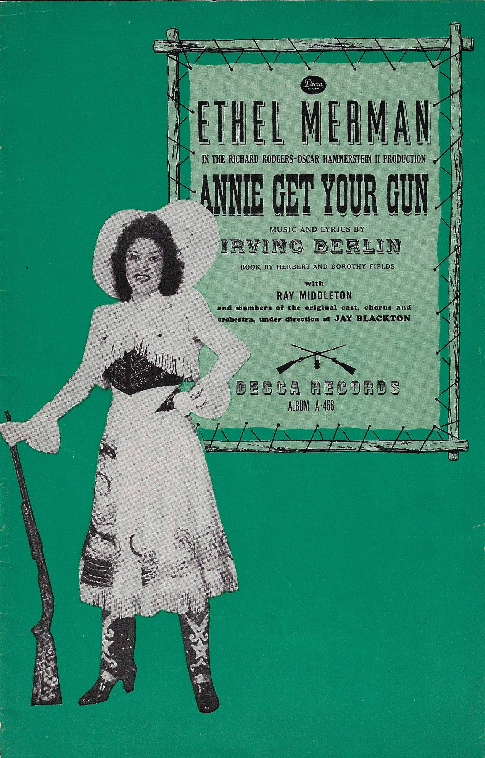 復古 桌布 壁紙 — 1940年代復古專輯封面，Ethel Merman 身穿白色流蘇西部服裝，手持步槍，背景為綠色及帶框海報。