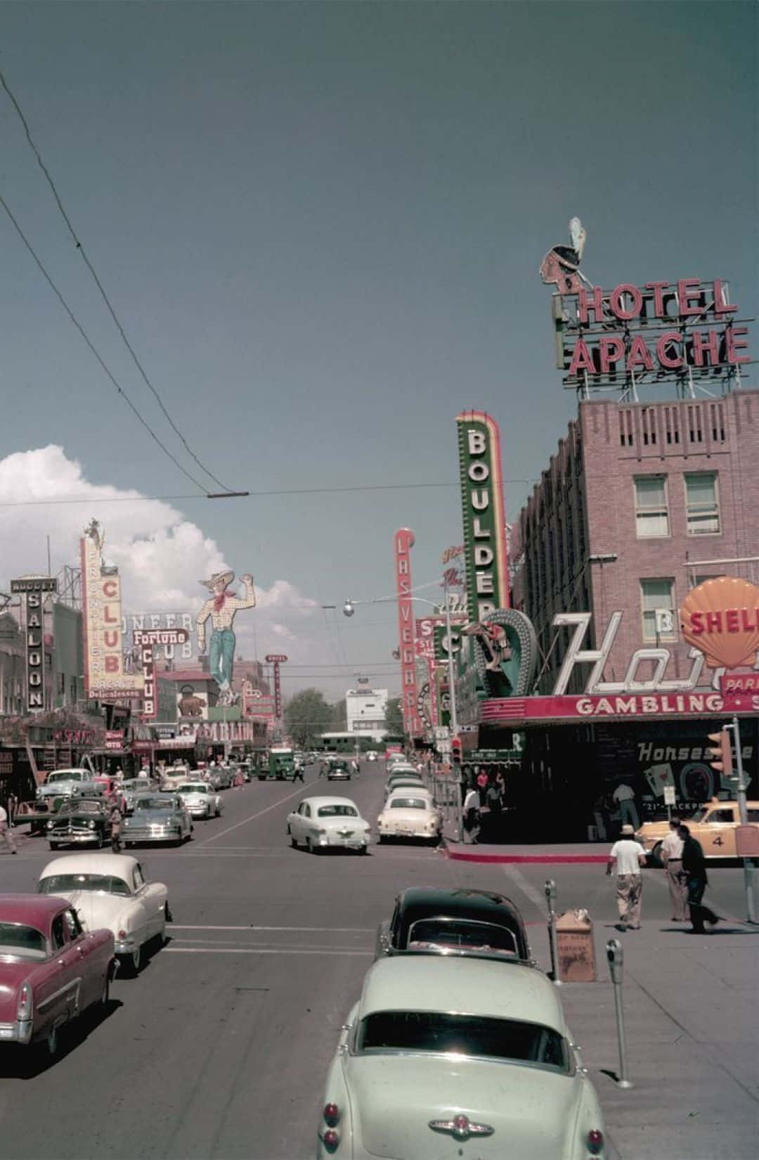 Aesthetic Retro 桌布 壁紙 — 1950年代復古拉斯維加斯大道，霓虹燈招牌、熱鬧的經典汽車和行人，在明亮的藍天下。