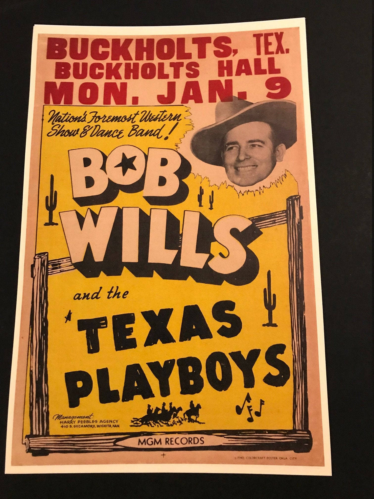 Entertainment 桌布 壁紙 — 1950年代復古西部音樂會海報，為Bob Wills and the Texas Playboys在德克薩斯州Buckholts Hall的演出設計，採用粗體字體、仙人掌圖案和微笑牛仔肖像。