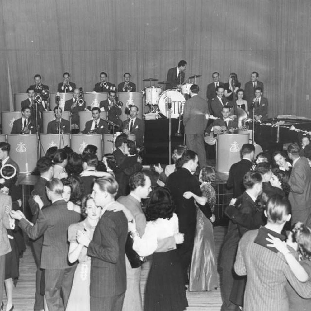 1940s 桌布 壁紙 — 1950年代熱鬧舞廳的復古黑白照片，情侶跳舞，大樂隊在舞台上演奏。