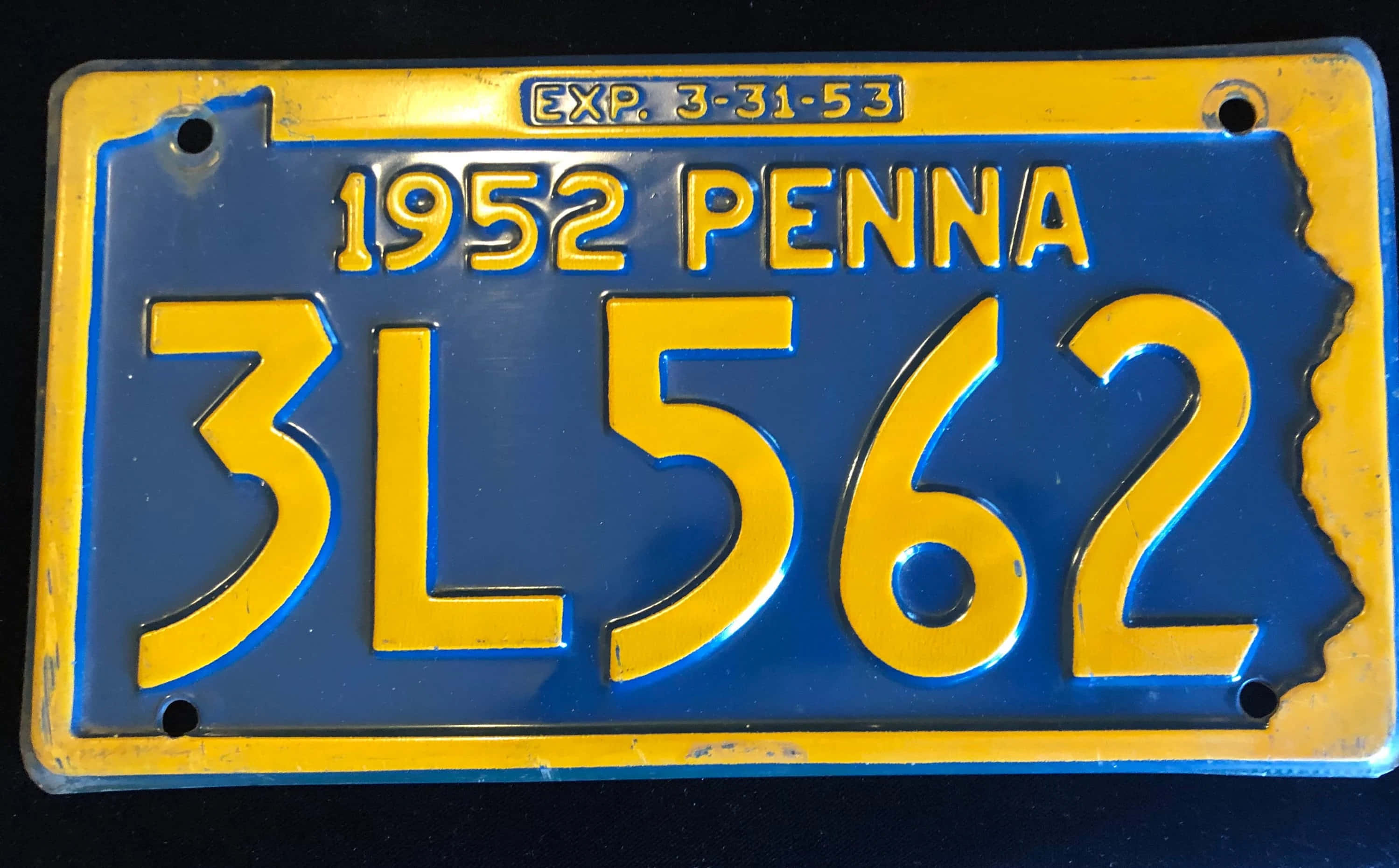 License Plate 桌布 壁紙 — 1952年賓夕法尼亞州復古車牌，藍色背景上帶有黃色文字，顯示磨損痕跡。