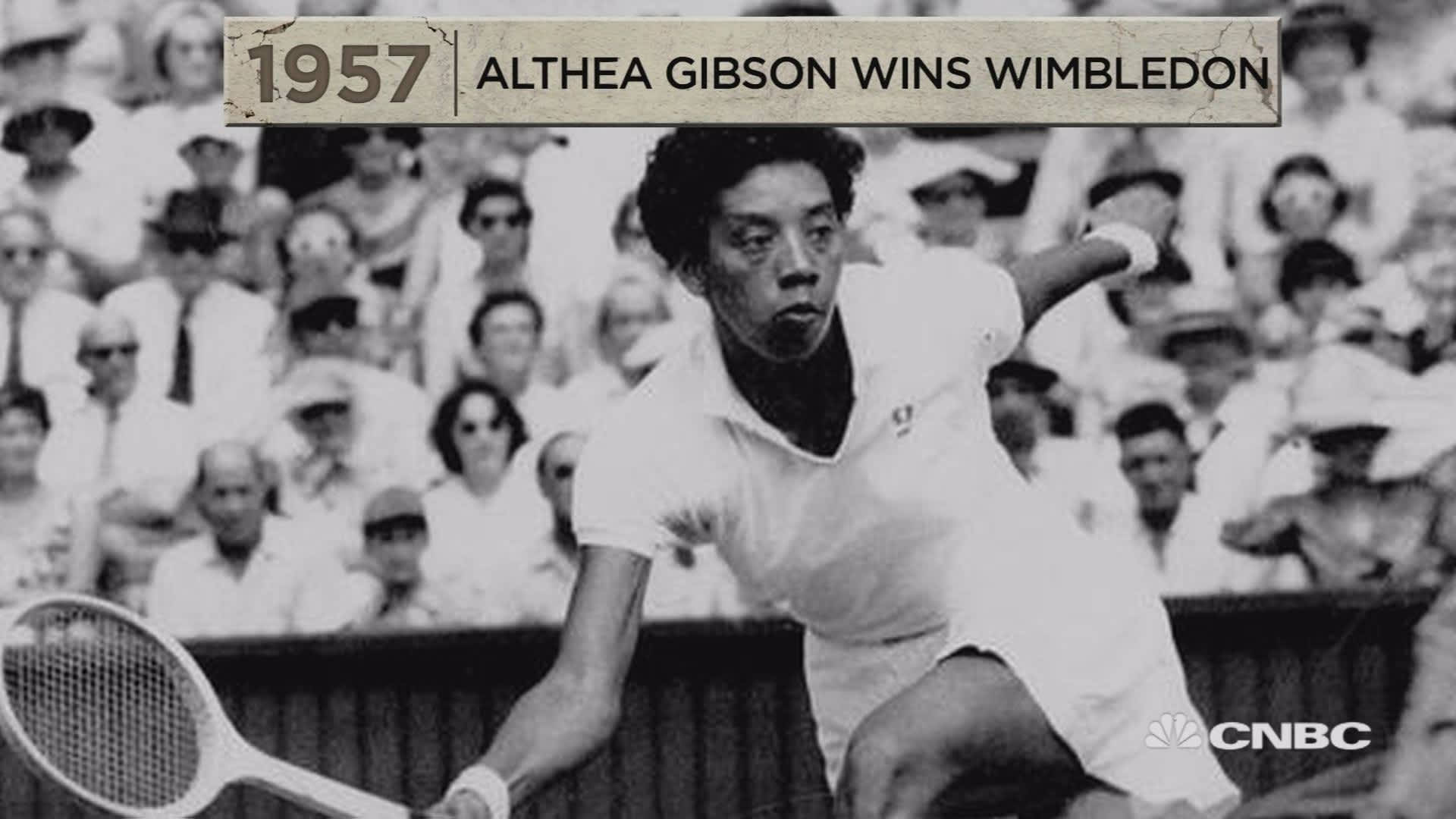 Tennis 桌布 壁紙 — 1957年溫布頓網球賽中，阿爾西亞·吉布森揮拍中的黑白照片，背景有群眾。