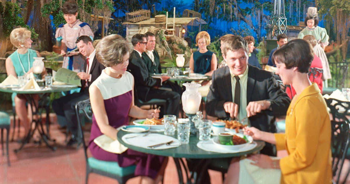 Blue Bayou 桌布 壁紙 — 1960年代復古戶外餐廳場景，顧客在燈串下用餐，侍應生提供食物。