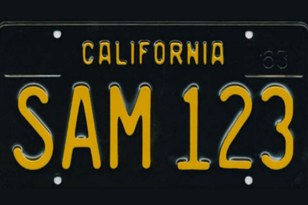 License Plate 桌布 壁紙 — 1963年加州復古車牌，黑色背景上帶有黃色「SAM 123」文字。