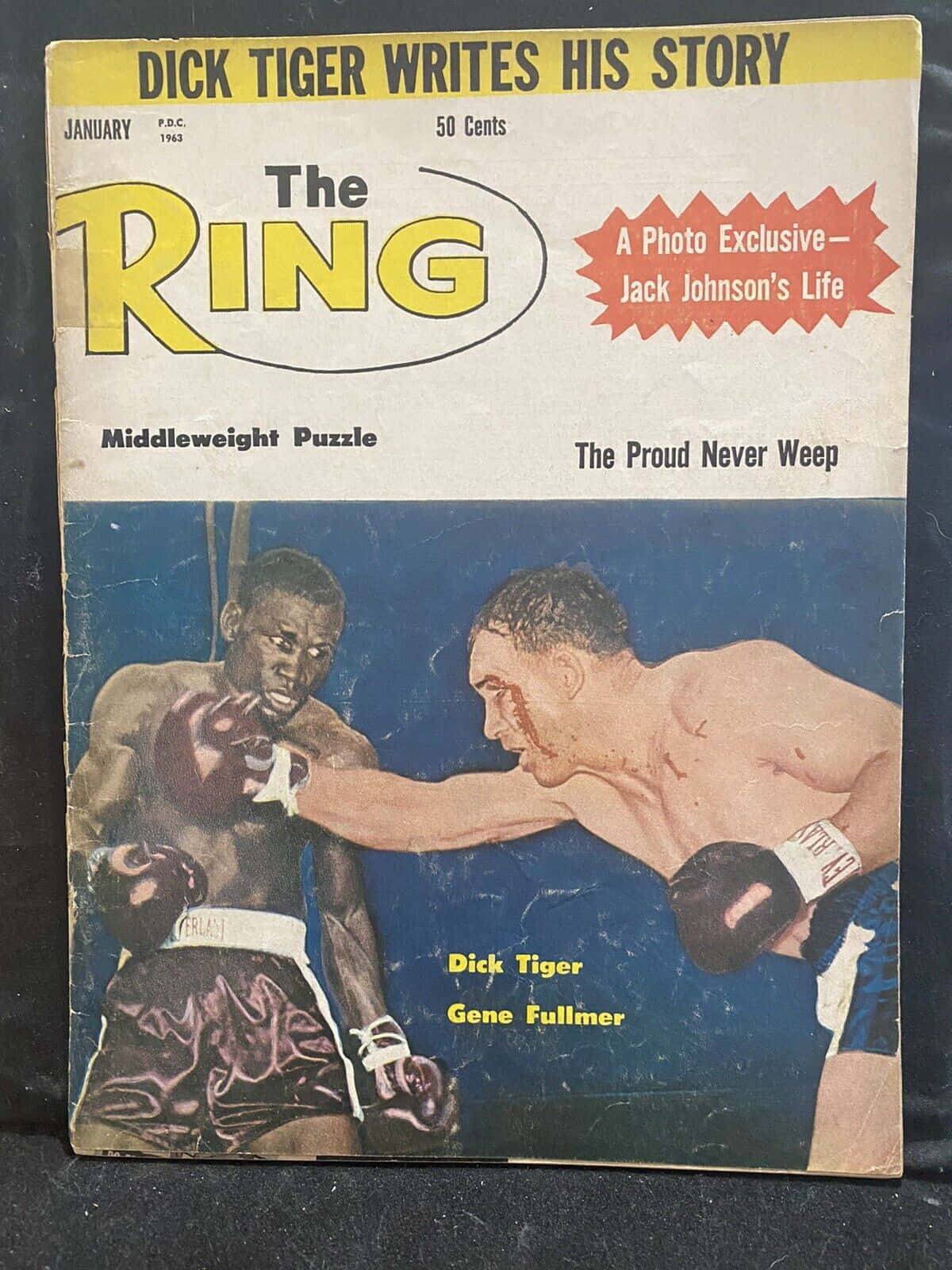 boxer 桌布 壁紙 — 1963年復古拳擊雜誌封面，藍色背景上兩名拳擊手正揮拳相向，搭配粗體黃色字體。