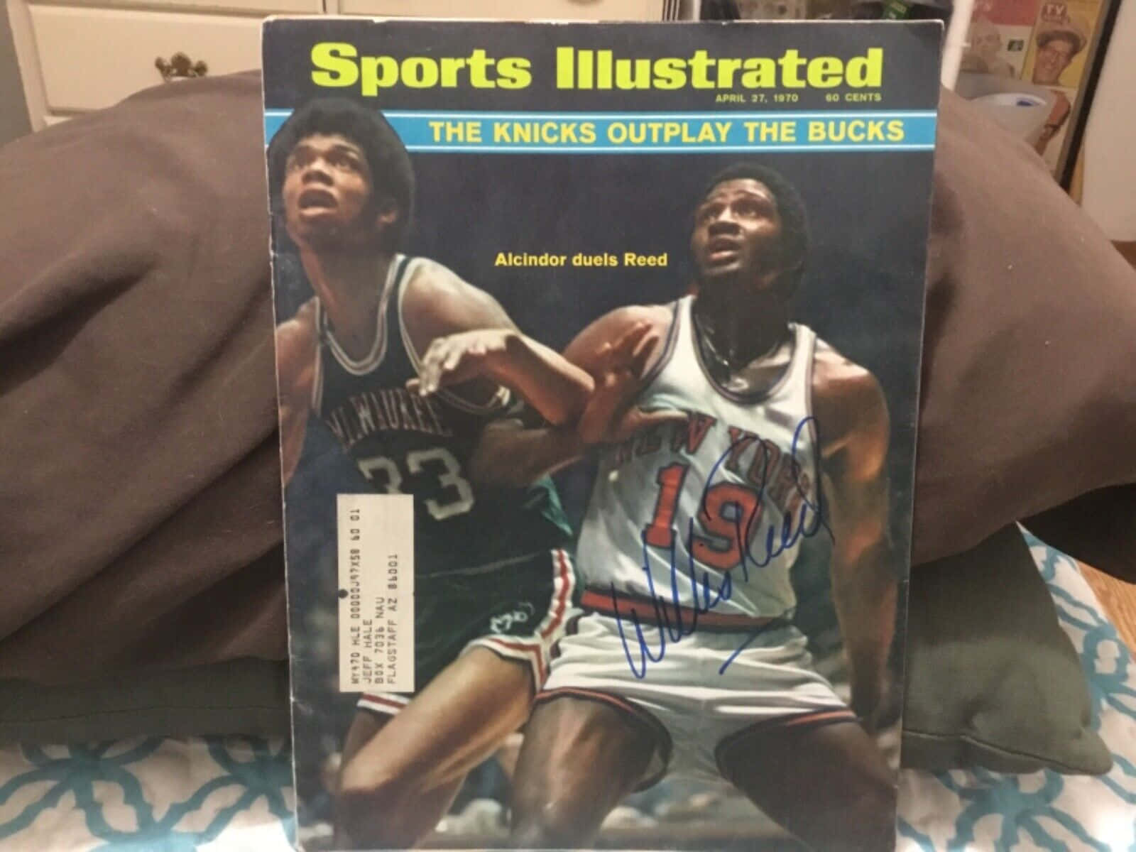 密爾瓦基公鹿 桌布 壁紙 — 1970年4月的復古Sports Illustrated封面，顯示兩位籃球運動員在比賽中，並有手寫簽名。