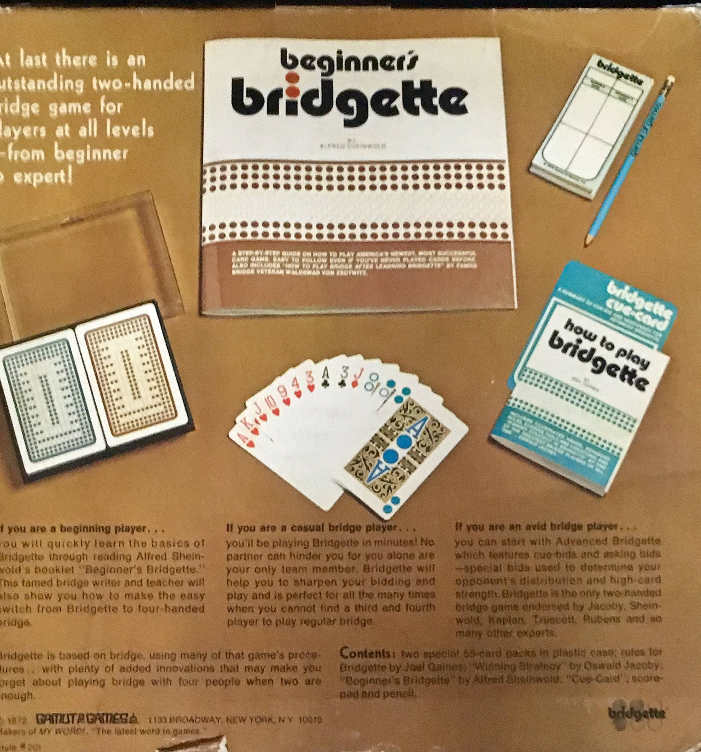 game 桌布 壁紙 — 1970年代復古橋牌遊戲「Beginner's Bridgette」盒子，內有卡牌、鉛筆和說明書，擺放在棕色紙板上。