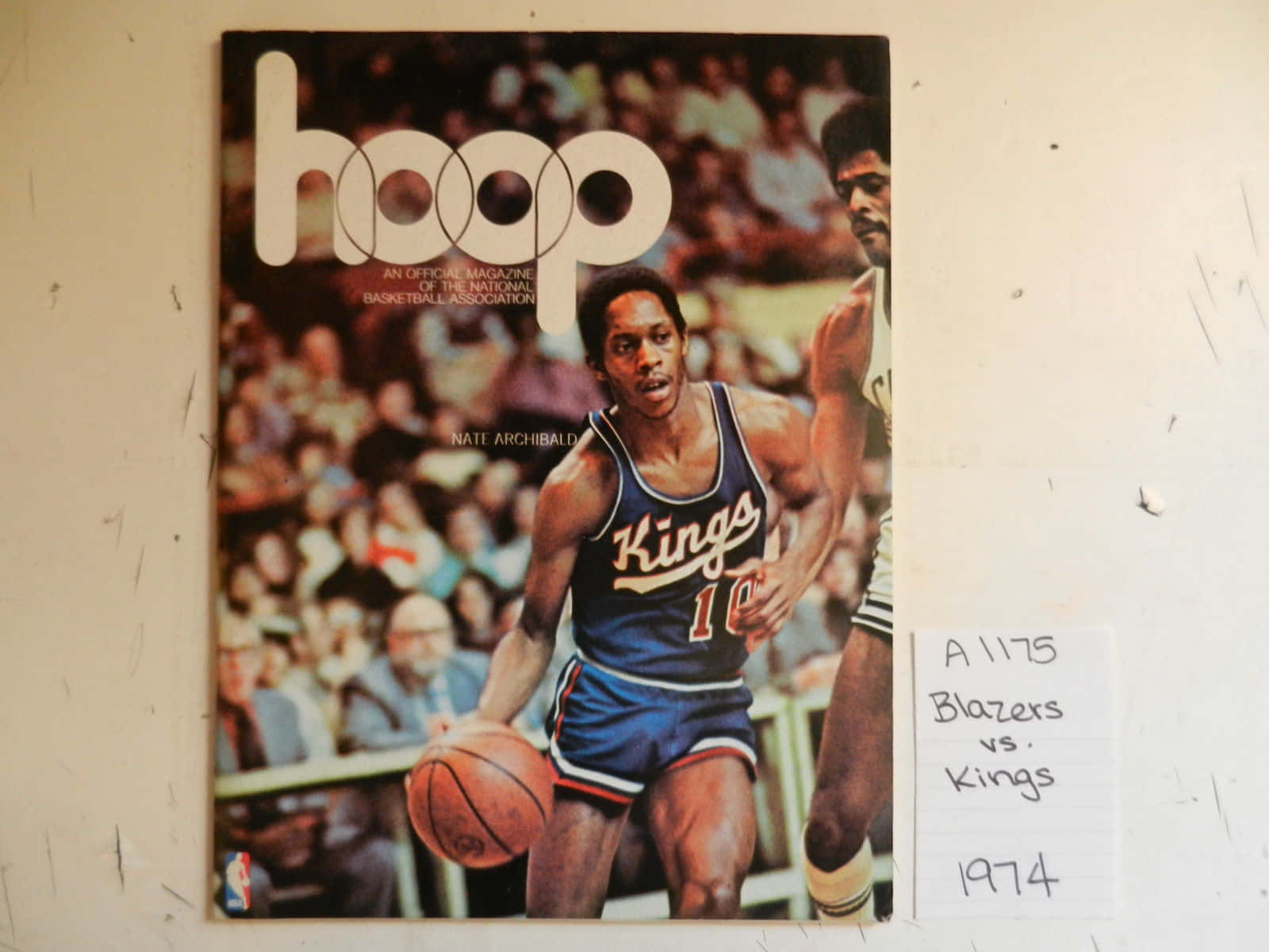 1974年NBA雜誌封面，展示Nate Archibald為國王隊打籃球。 — NBA 壁紙