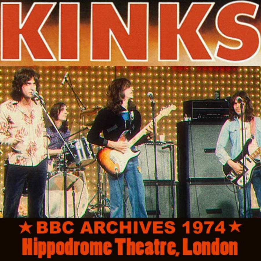 Retro 桌布 壁紙 — 1974年復古照片，The Kinks在倫敦Hippodrome Theatre舞台上現場表演，背景發光，配備復古設備。