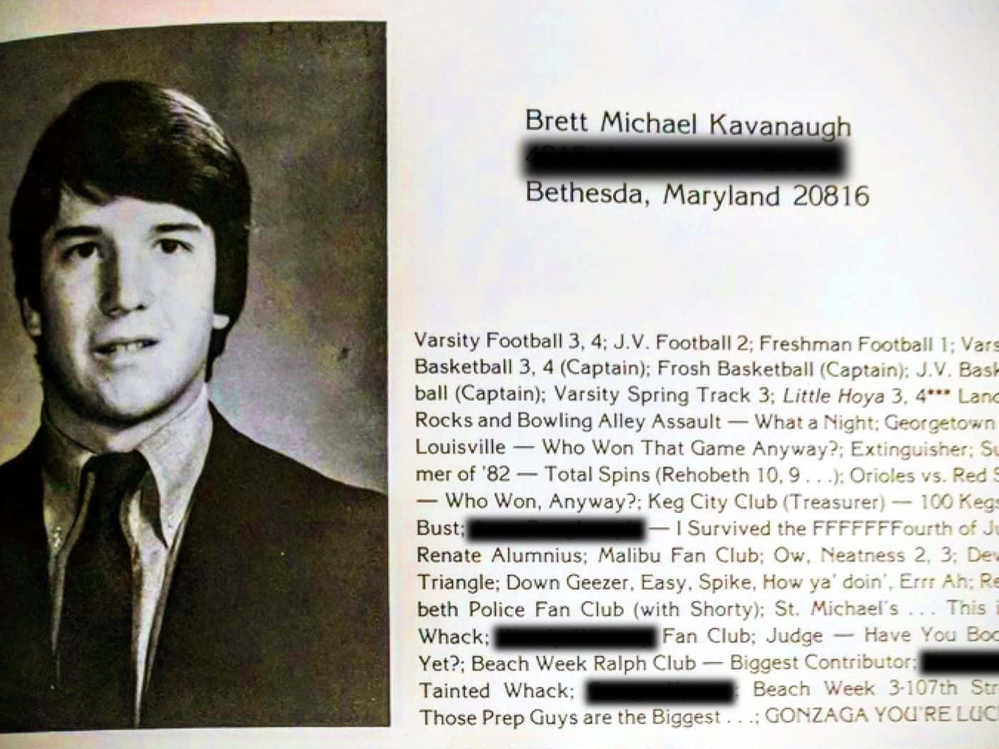 Senior Yearbook 桌布 壁紙 — 1980年代復古高中年鑑頁面，展示一位身穿西裝、打紅色領帶的年輕男子，以及運動和社團活動列表。