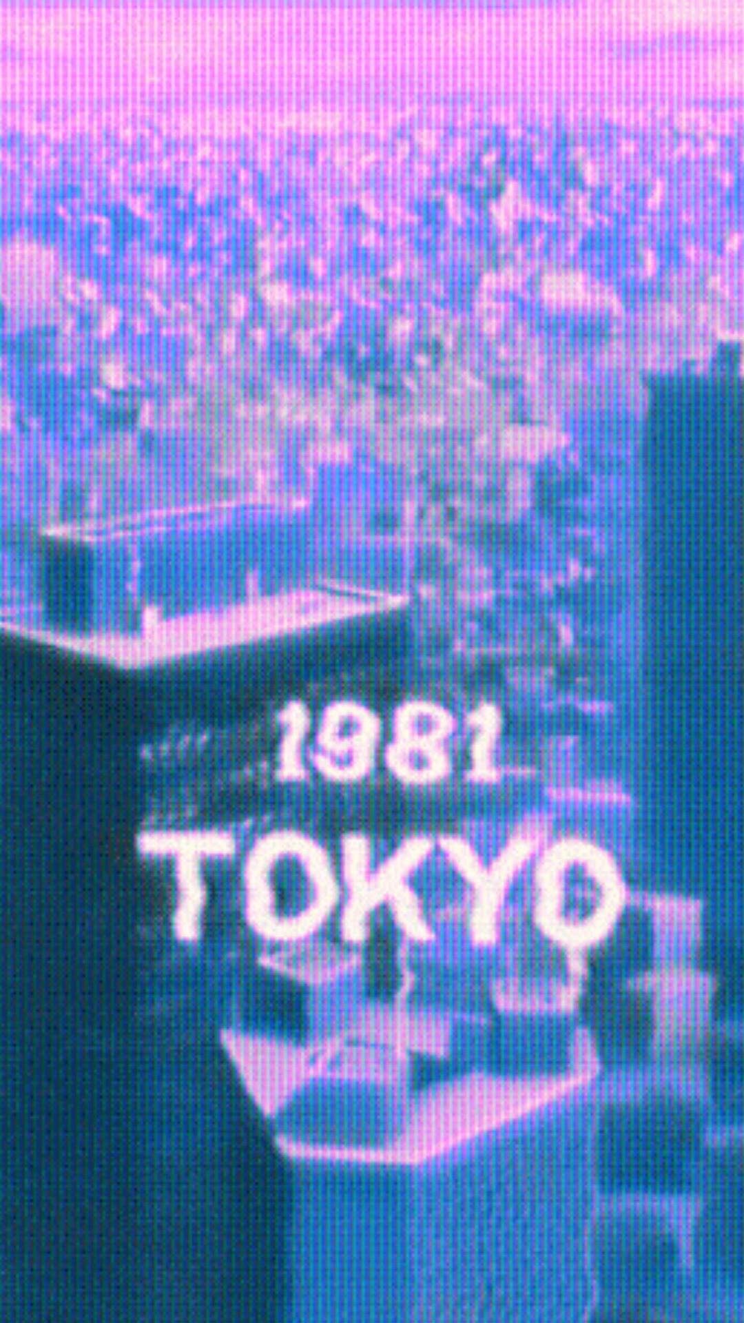 粉嫩美學 iPhone 桌布 壁紙 — 1981年東京的復古未來主義鳥瞰圖，帶有霓虹紫和藍色調以及數位故障效果。
