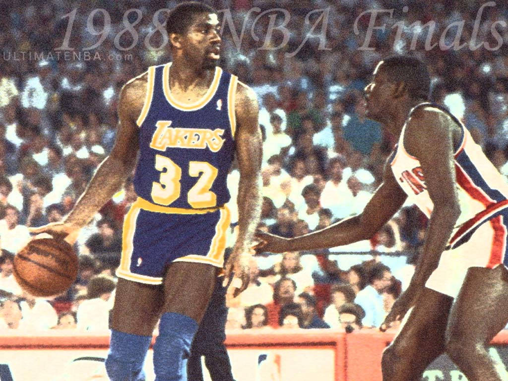Magic Johnson 桌布 壁紙 — 1988年NBA總決賽的復古照片捕捉到魔術強森身穿湖人球衣在擠滿觀眾的場館中運球過人。