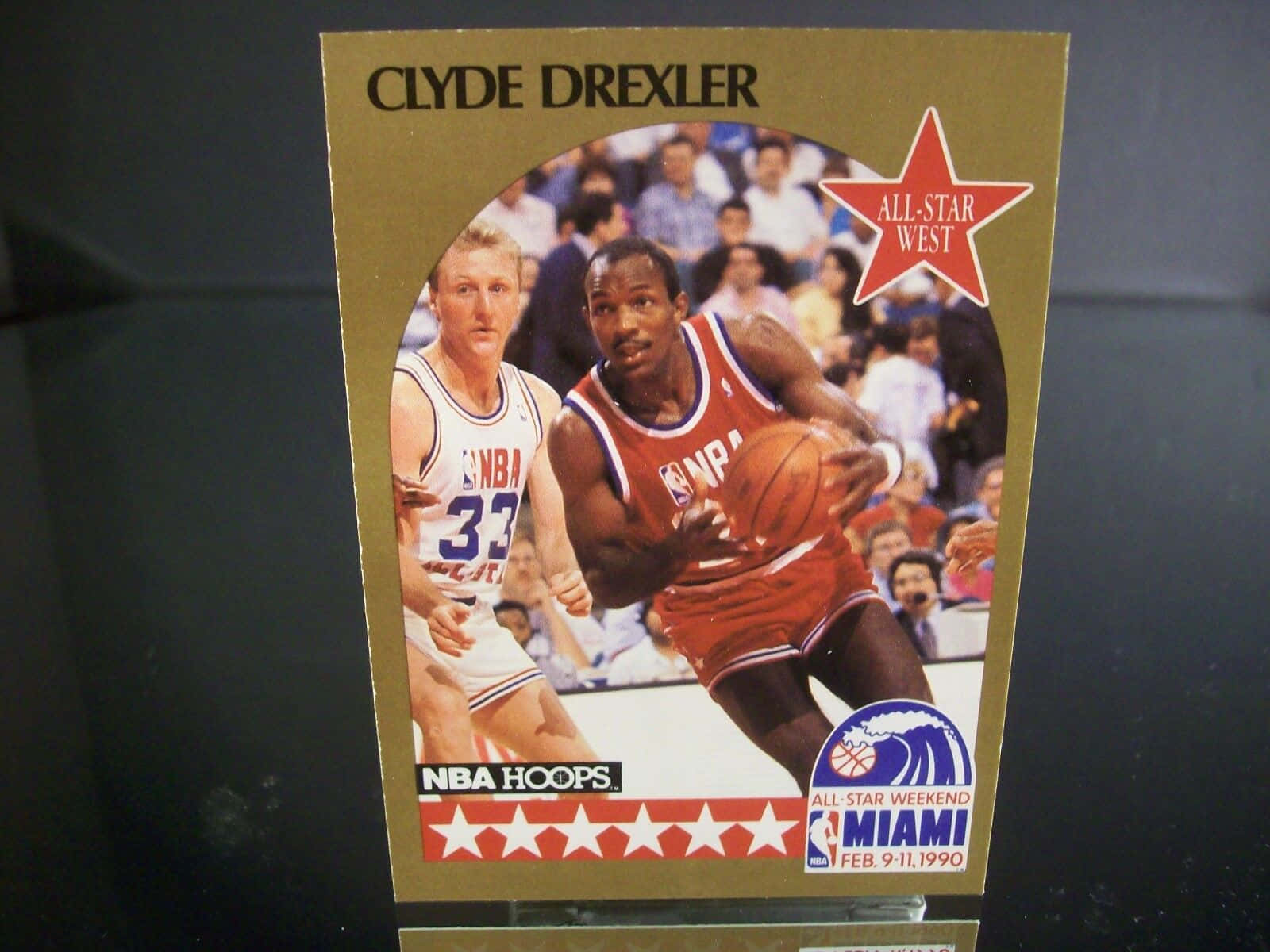 籃球 桌布 壁紙 — 1990年NBA全明星週末復古交易卡，展示身穿紅色球衣的Clyde Drexler運球越過防守球員。