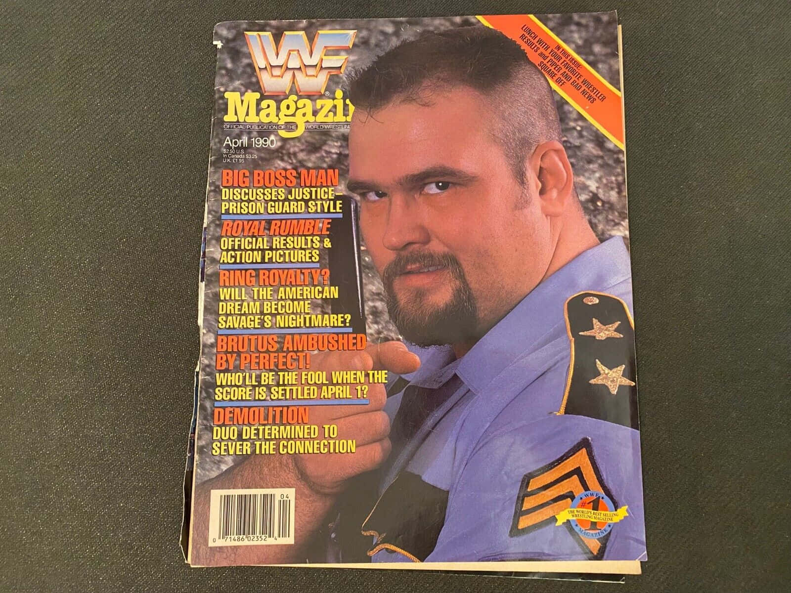 高清 桌布 壁紙 — 1990年WWF雜誌封面，Big Boss Man身穿警察制服，用粗體標題指向觀眾。
