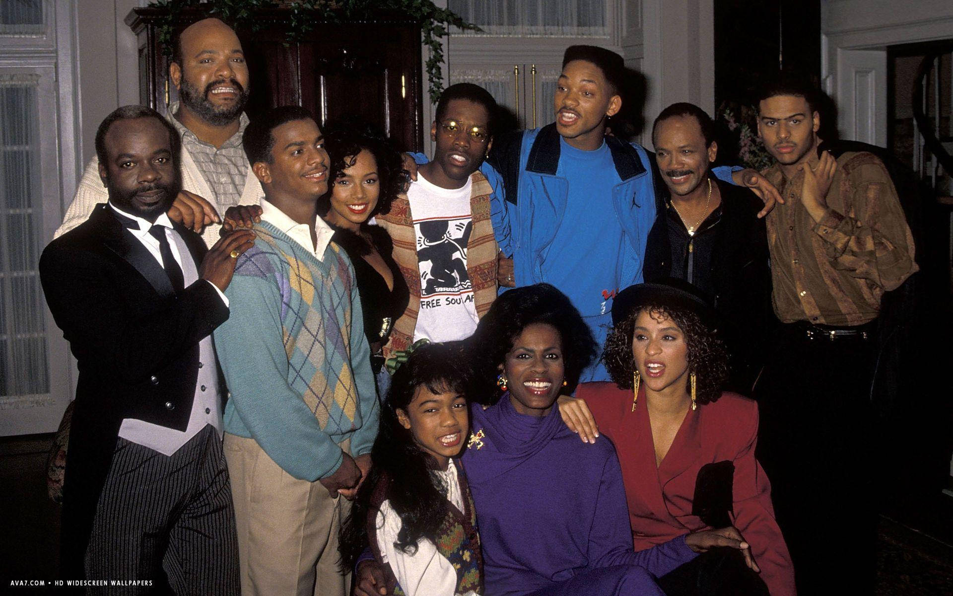 fresh prince 桌布 壁紙 — 1990年代《新鮮王子妙事多》的活力演員陣容在溫暖照明的室內環境中一起擺姿勢，微笑並做出俏皮的姿勢。