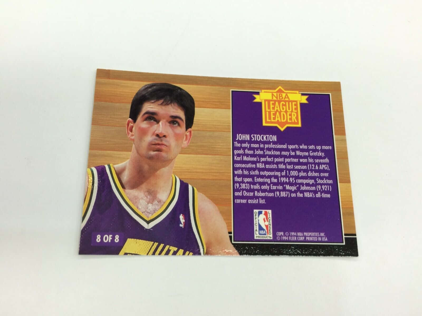NBA 桌布 壁紙 — 1994年NBA復古交易卡，約翰·斯托克頓身穿猶他爵士隊球衣，木質球場背景，紫色統計面板。