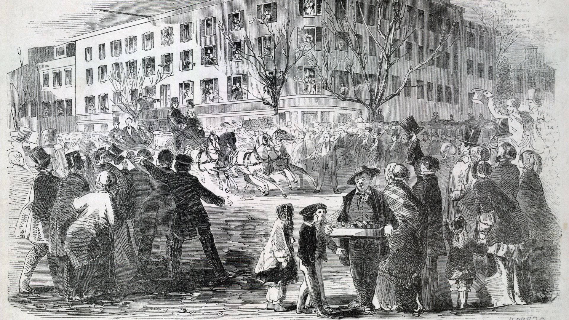 presidents day 桌布 壁紙 — 19世紀繁忙的街道場景，馬車和人群聚集在一座大樓前，人們從窗戶觀看。