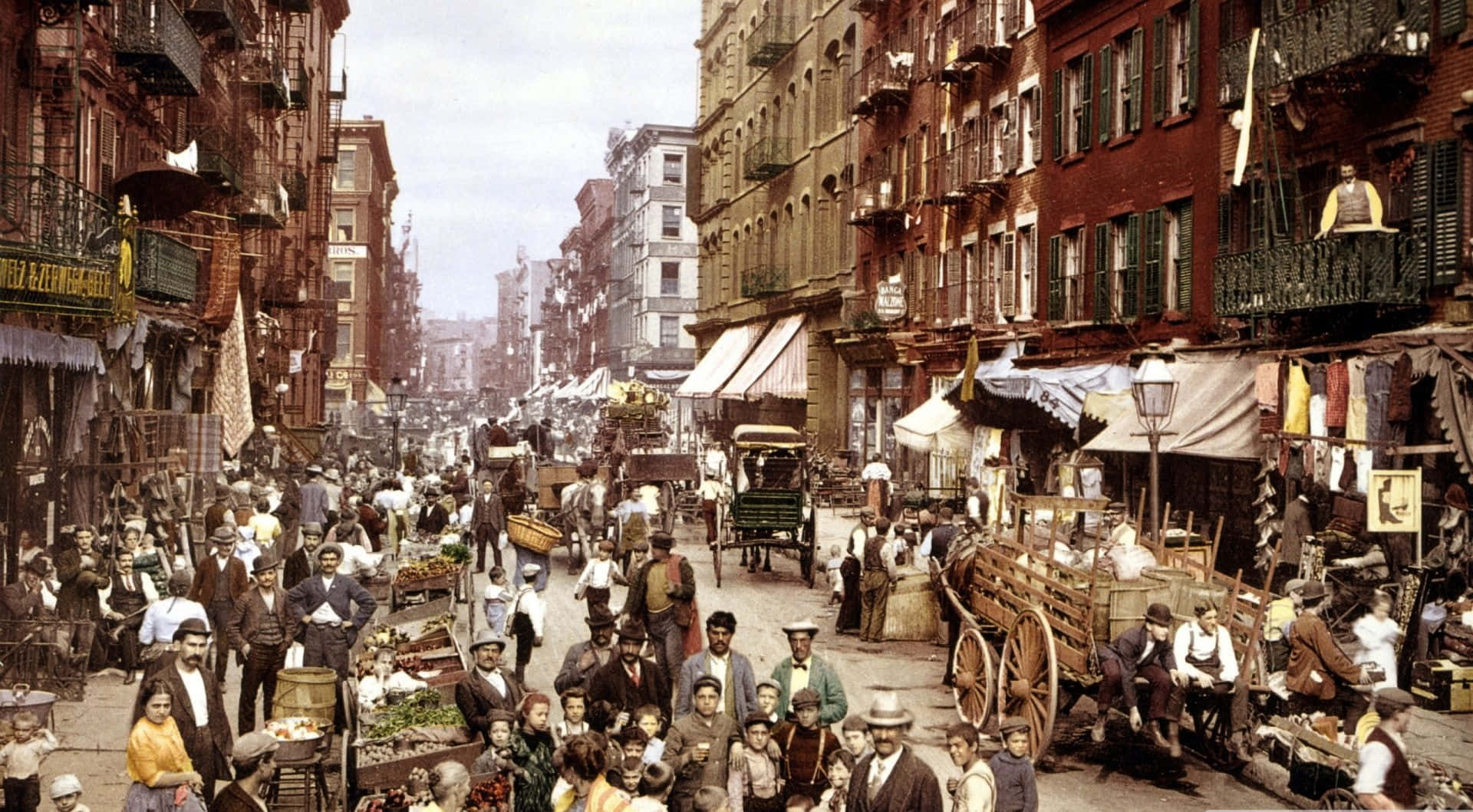 New York Street 桌布 壁紙 — 19世紀繁華的城市街道，滿是行人、馬車和紅磚公寓之間遮陽篷下的市場攤位。