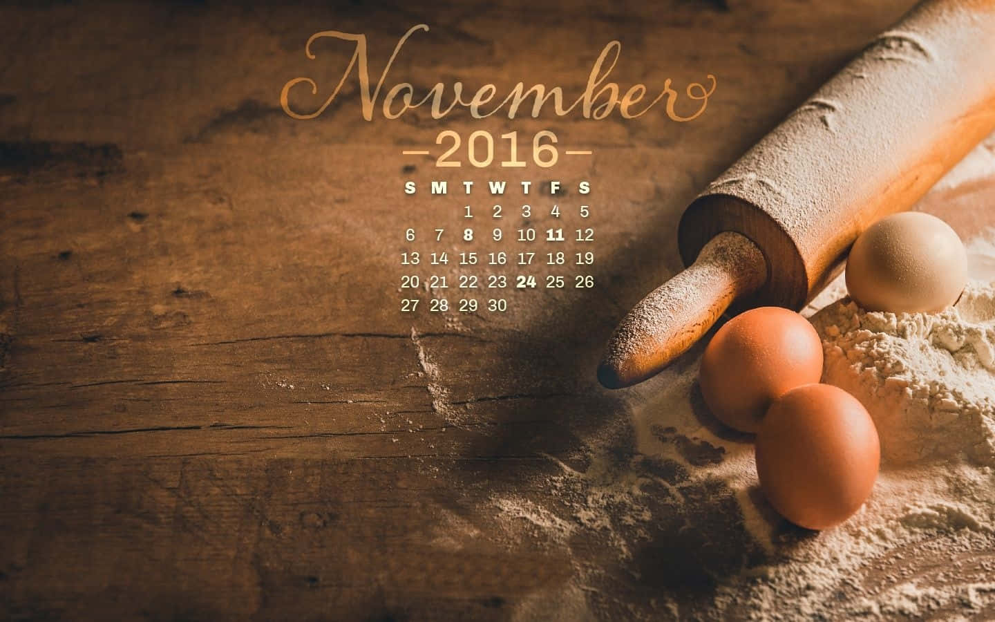月曆 桌布 壁紙 — 2016年11月月曆優雅地展示在質樸的木桌上，旁邊有沾滿麵粉的擀麵棍和棕色雞蛋。
