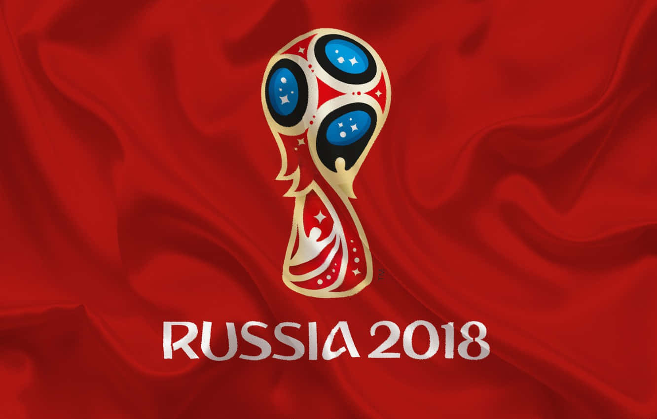 fifa 桌布 壁紙 — 2018年FIFA世界盃獎盃標誌在流動的紅色緞面背景上閃耀金色和藍色，下方有「RUSSIA 2018」文字。