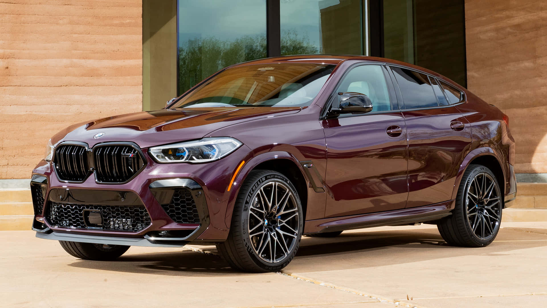 2019年BMW X4停在大樓前 壁紙
