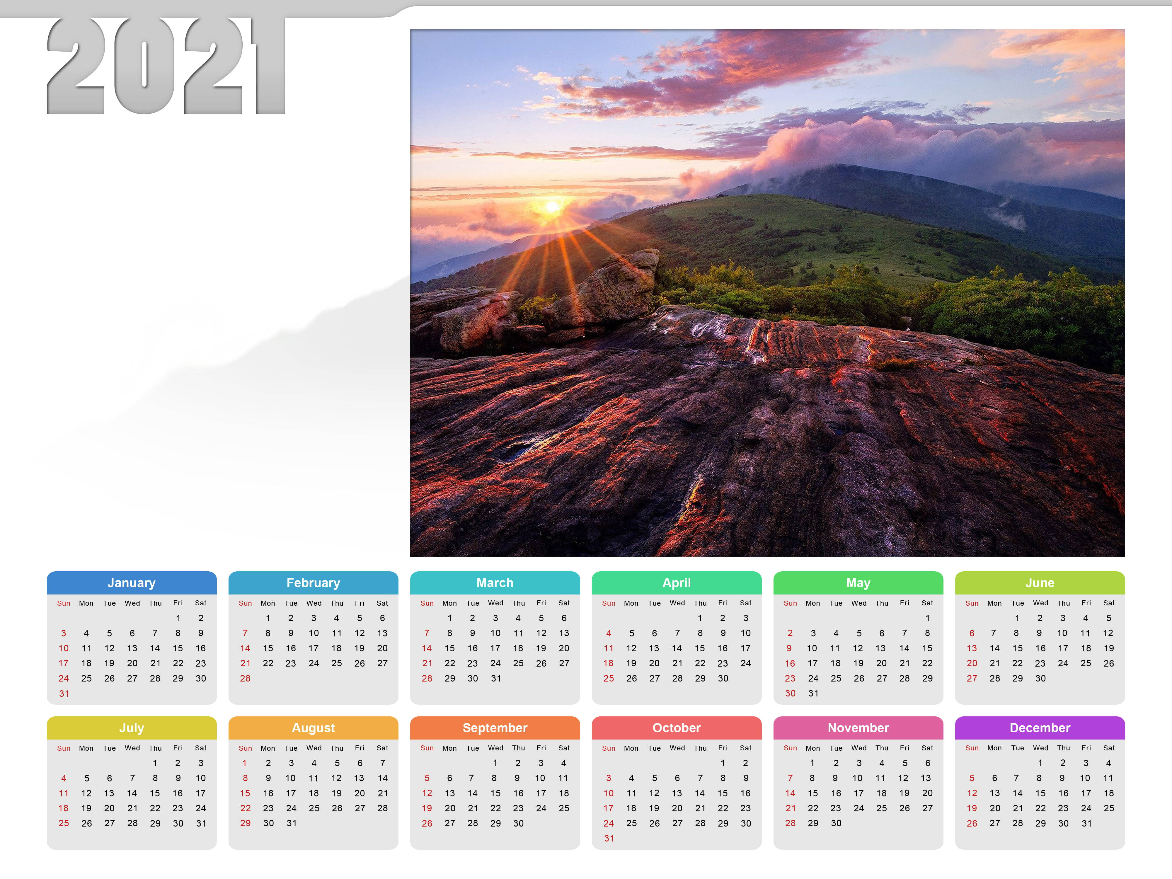 Calendar 桌布 壁紙 — 2021 年月曆，以崎嶇山景上的 vibrant 日出和彩色月曆網格為特色。