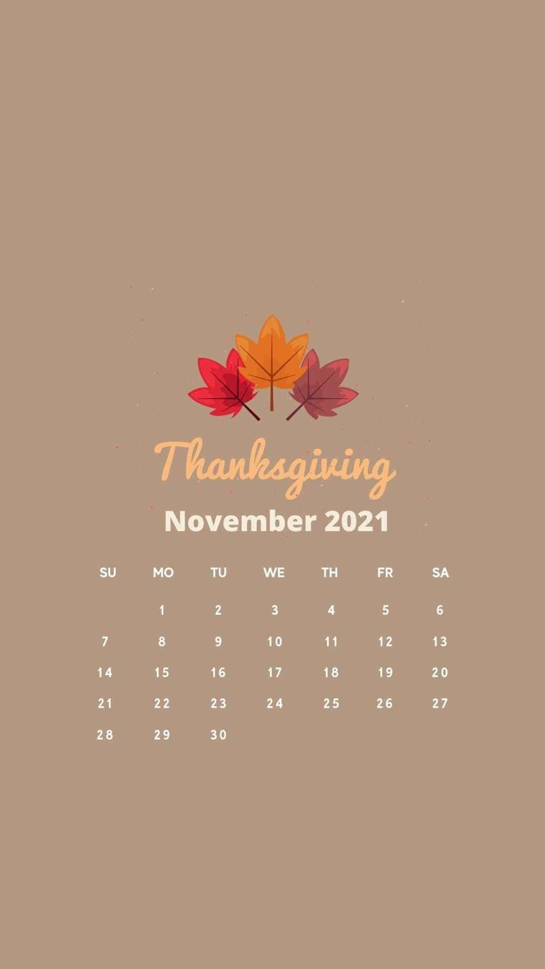 Thanksgiving 桌布 壁紙 — 2021年11月的極簡感恩節日曆，在溫暖的米色背景上，文字上方有三片風格化的秋葉。