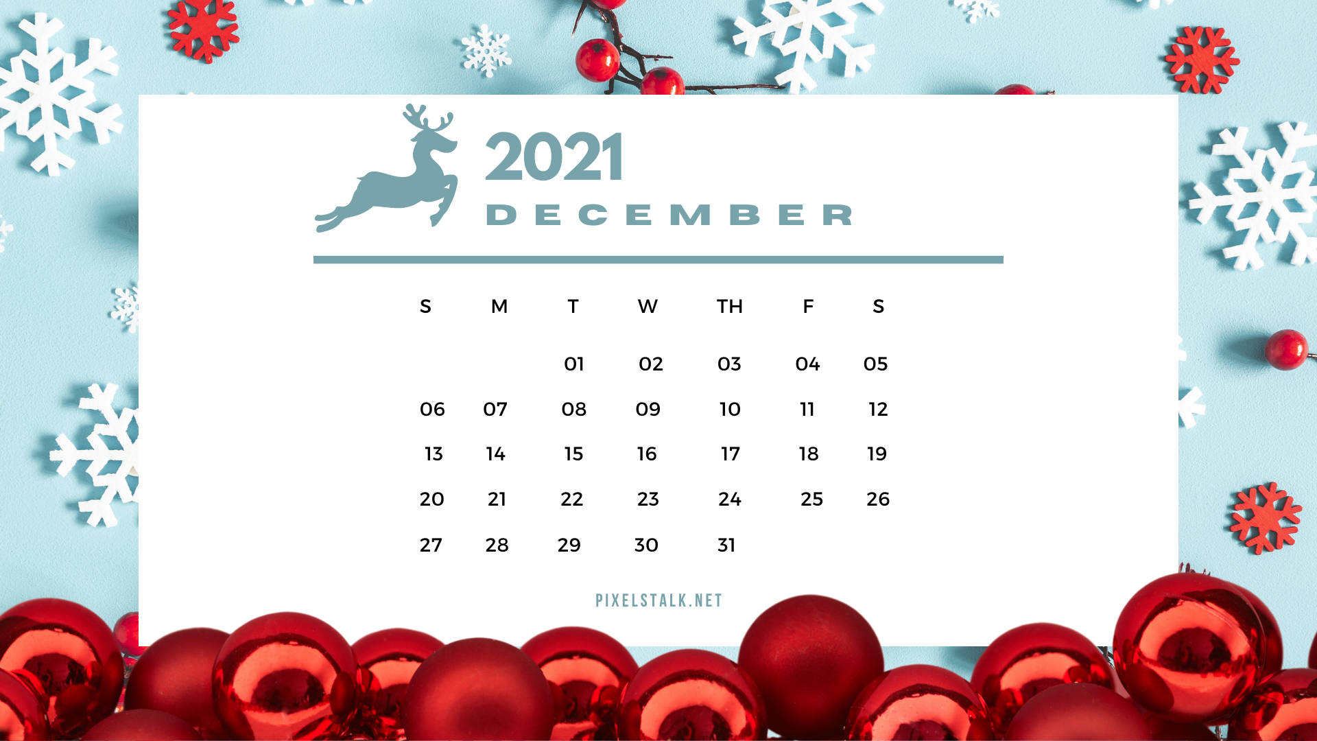 2021 Calendar 桌布 壁紙 — 2021年12月日曆，淺藍色背景上有一個跳躍的馴鹿標誌，周圍環繞著紅色裝飾品和白色雪花。