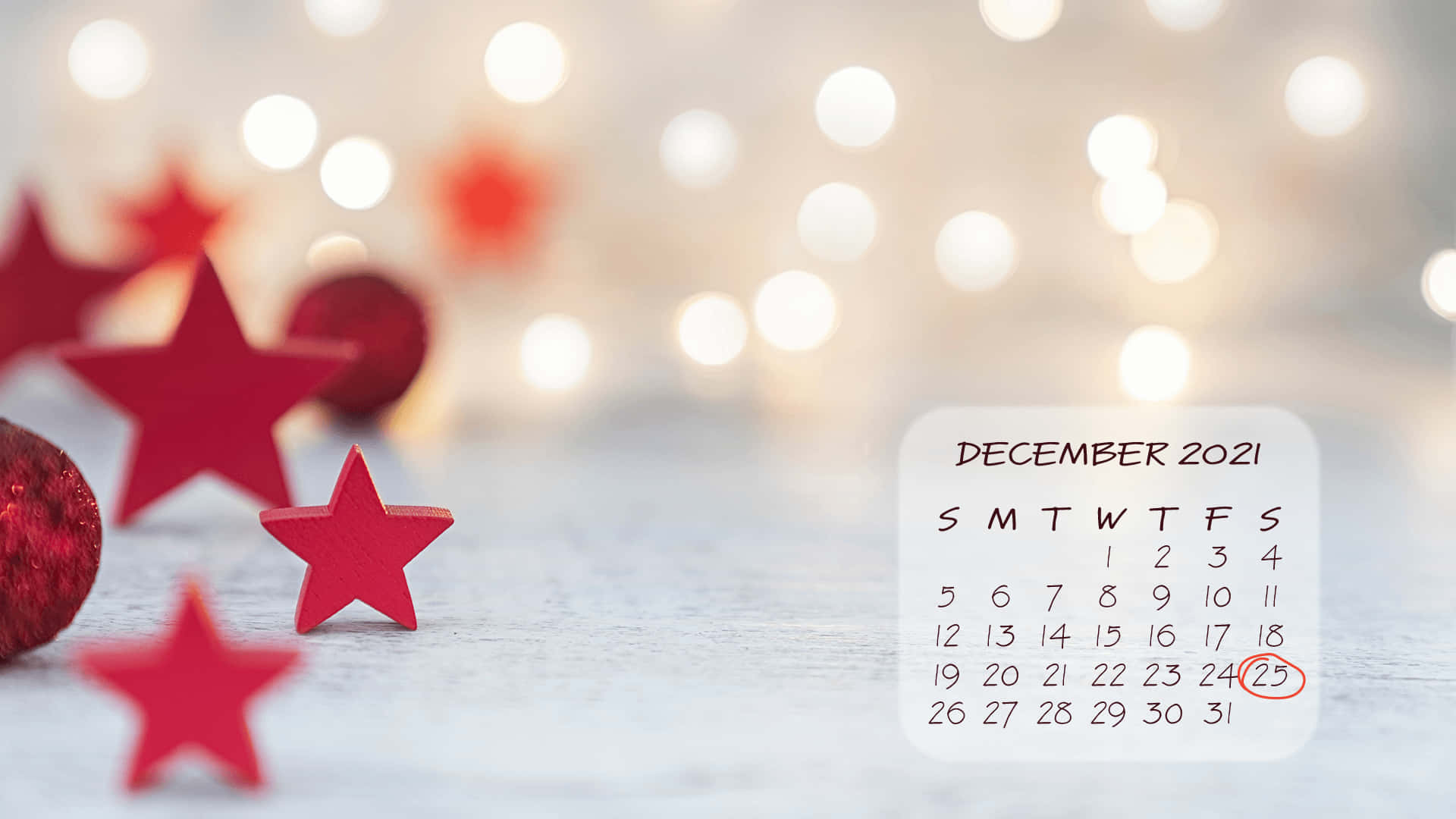 Cute December 桌布 壁紙 — 2021年12月的日曆在柔和的散景背景上，以紅色星星和裝飾品突出顯示25日。