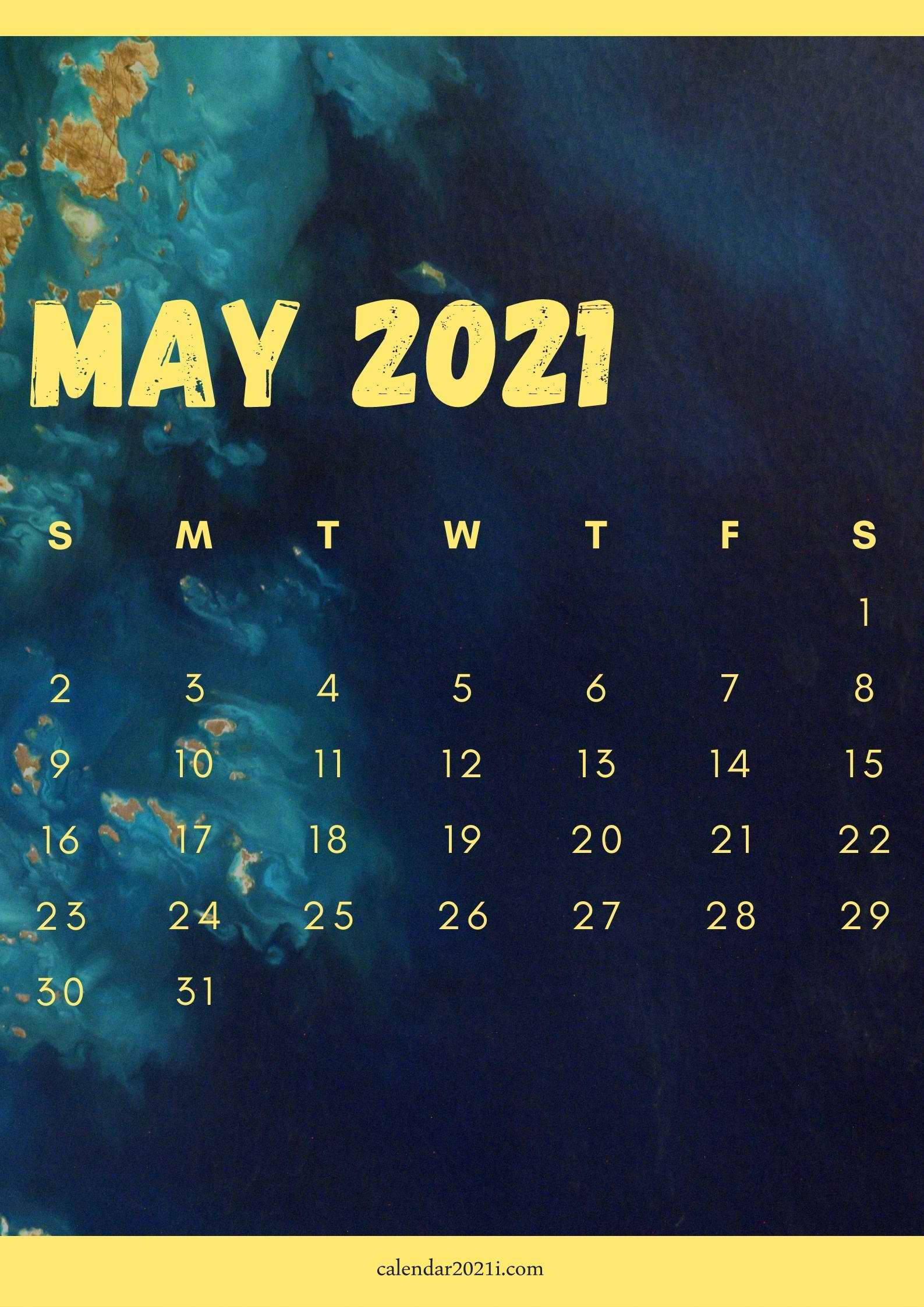 May 桌布 壁紙 — 2021年5月日曆，以粗體黃色文字置於旋轉的藍色和金色抽象背景上。
