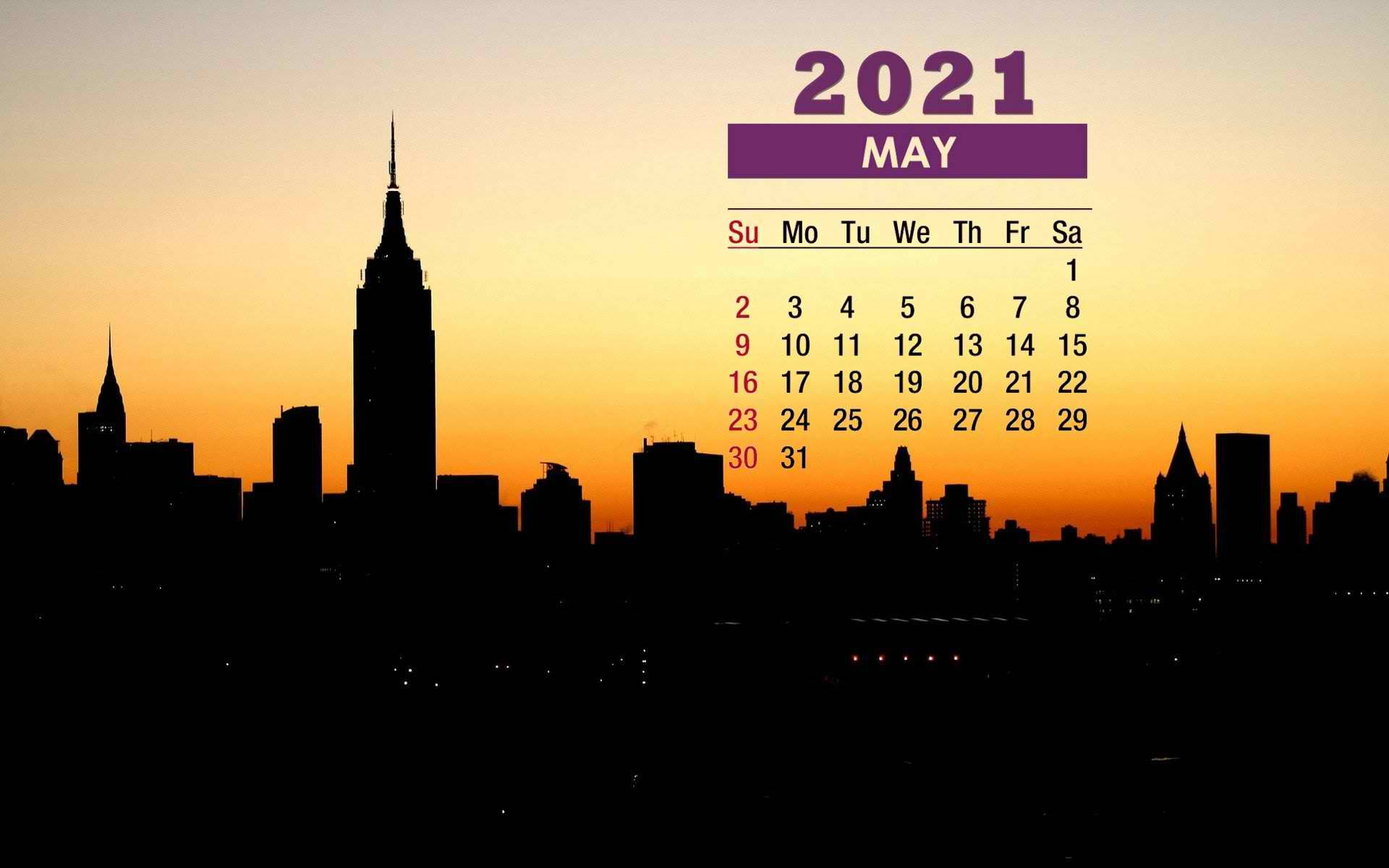 五月 桌布 壁紙 — 2021年5月日曆疊加城市天際線剪影，背景為溫暖的橙色日落天空。