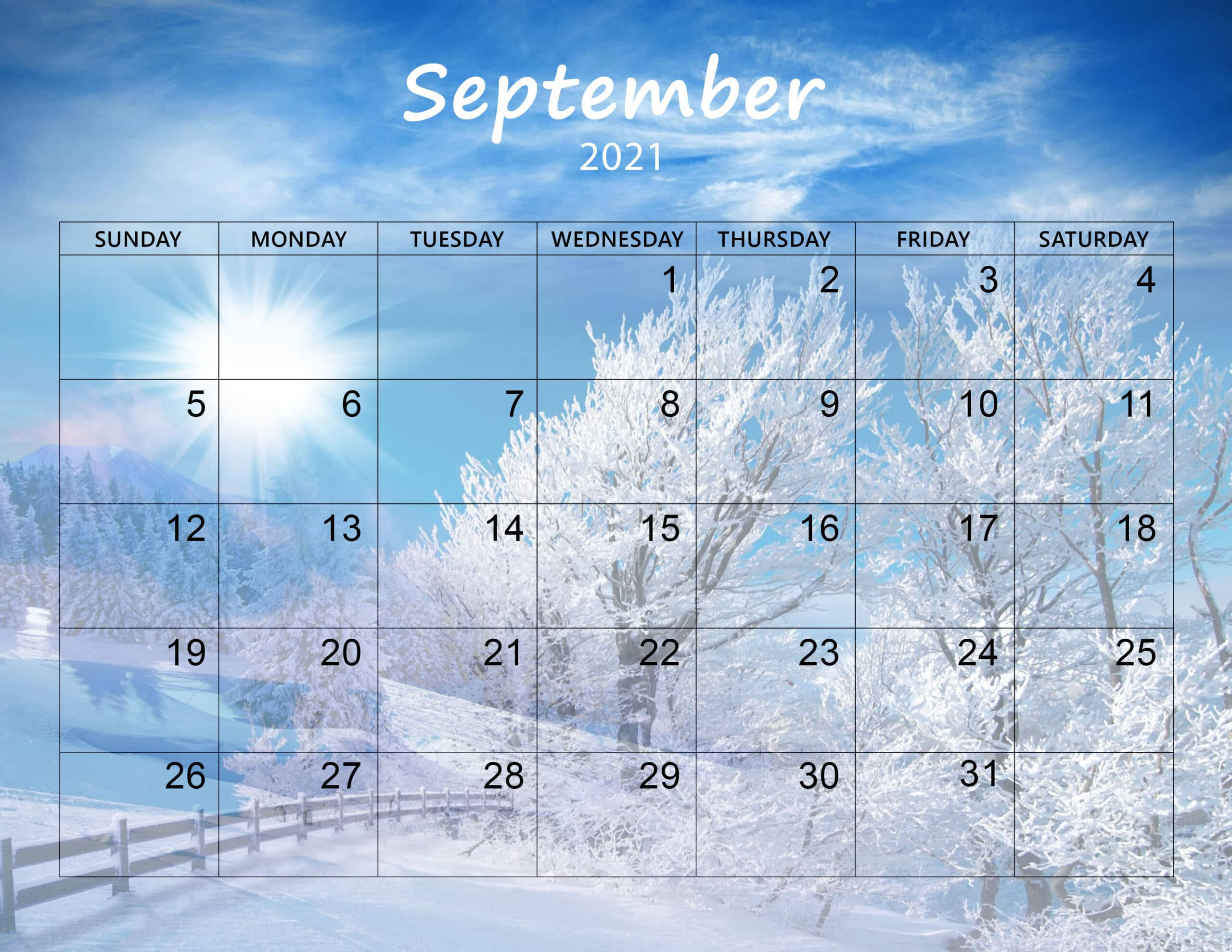 September 桌布 壁紙 — 2021年9月日曆疊加在明亮的雪地森林場景上，有陽光照射的霜覆樹木和木柵欄。