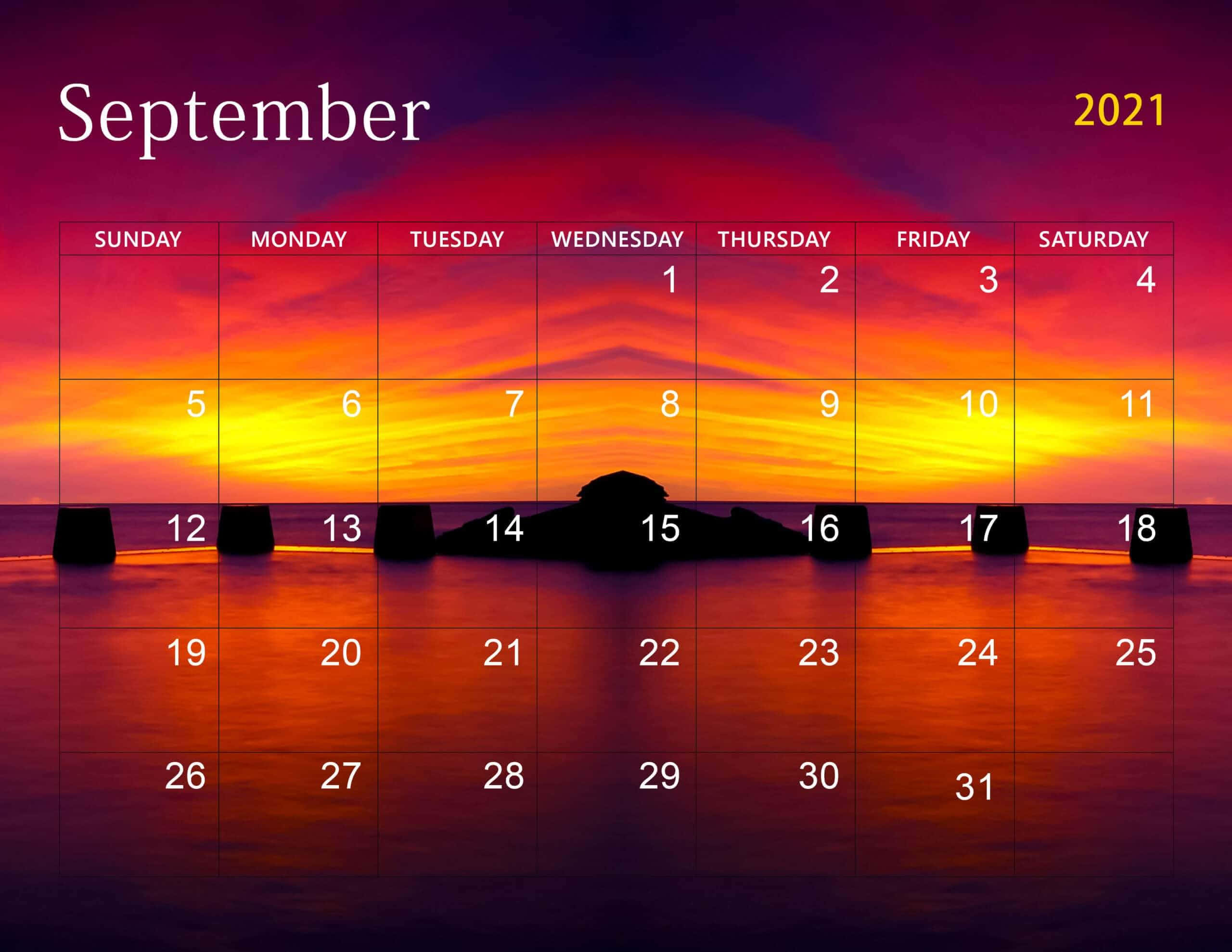夕陽天空 桌布 壁紙 — 2021年9月日曆疊加在火紅的日落上，帶有剪影的防波堤和寧靜的水面，反射出鮮豔的橙色和紫色色調。
