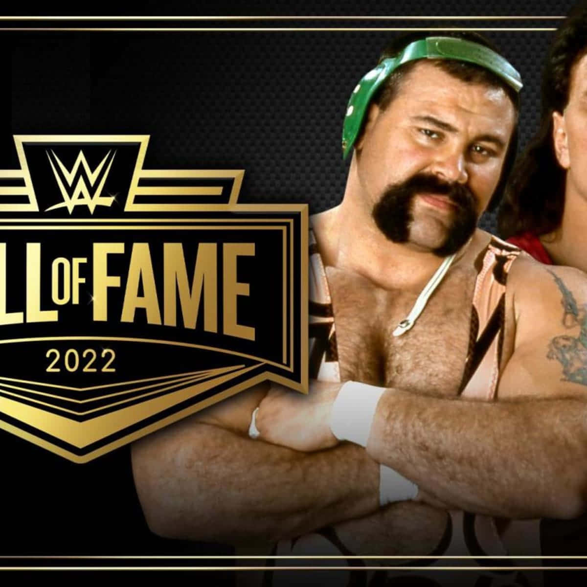 WWE 桌布 壁紙 — 2022年WWE名人堂入選者，戴著綠色頭帶，手臂有刺青，在黑色紋理背景前自信地擺姿勢。
