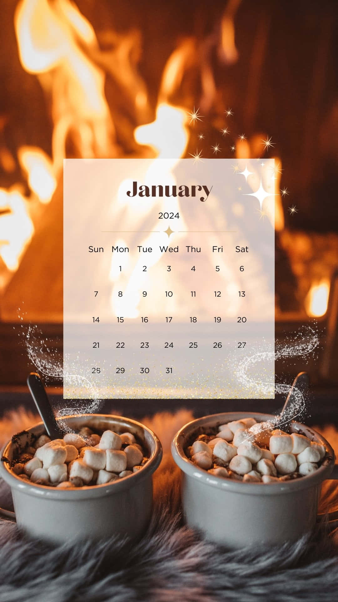  壁紙 — 2024年1月日曆漂浮在兩杯有棉花糖的熱可可上方，背景是劈啪作響的壁爐。