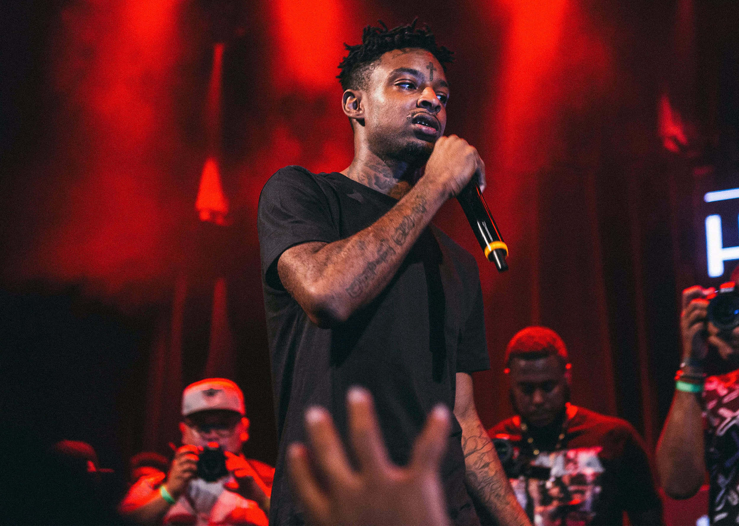 21 Savage 在現場演出中佩戴其標誌性項鍊 壁紙