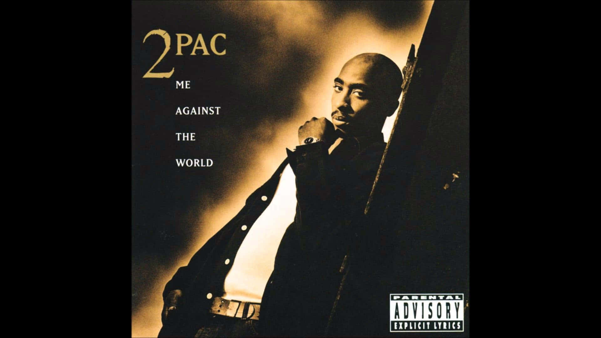 2Pac 身穿深色外套，在煙霧繚繞的金色背景下，帶有專輯標題文字。 — Tupac GIF 壁紙
