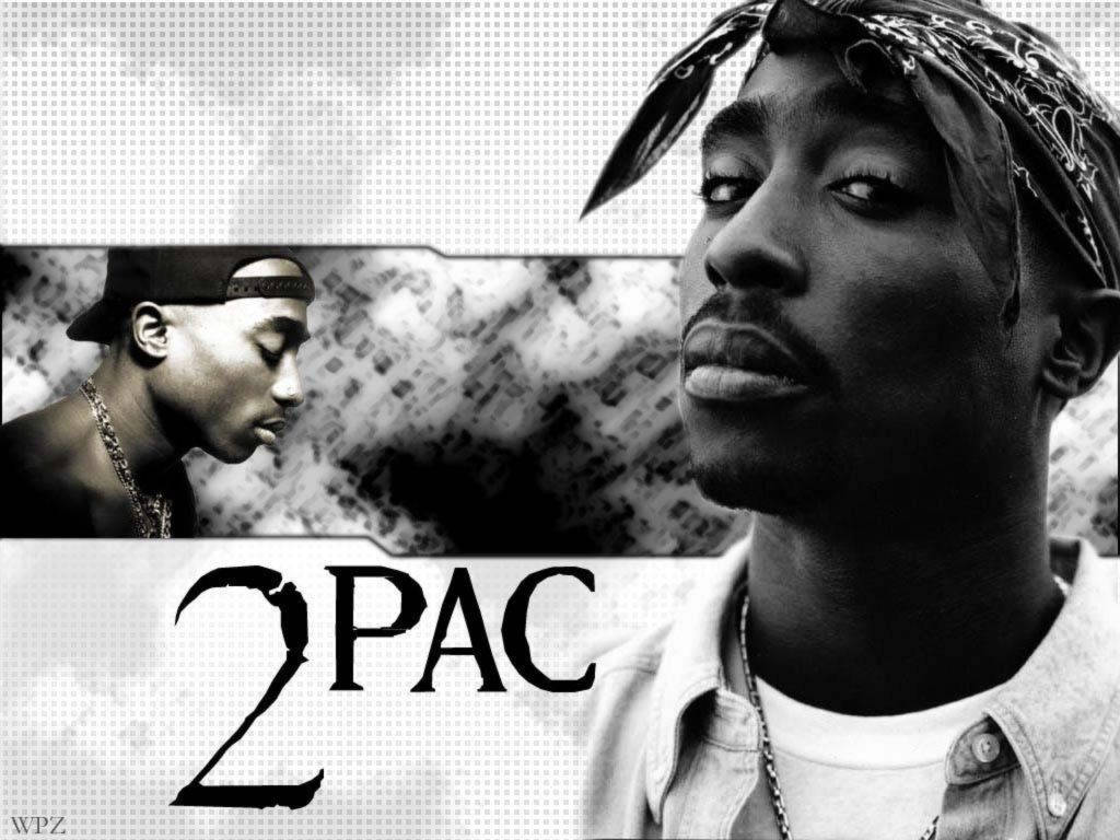 說唱歌手 2Pac 戴頭巾和牛仔襯衫的肖像，分割圖像，顯示他的名字。