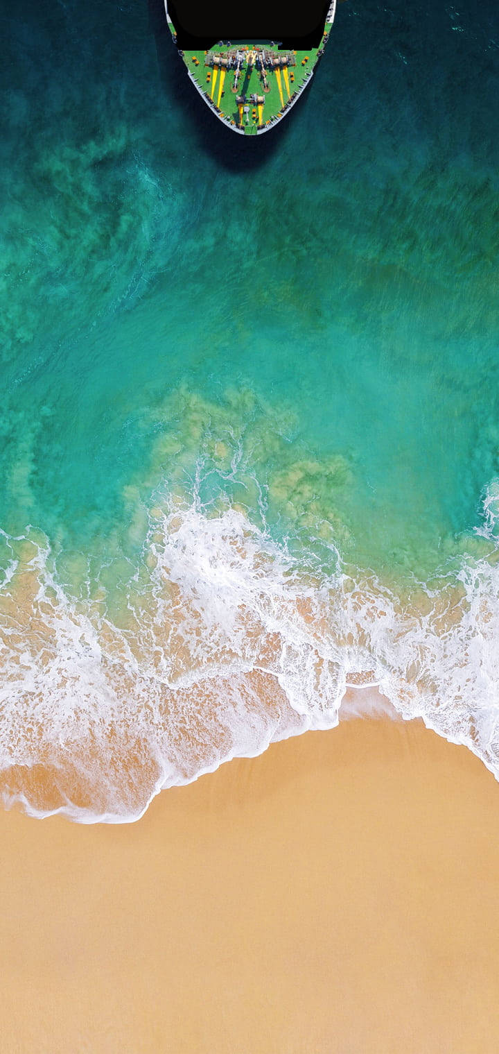 4K iPhone 船隻駛近海灘空中俯瞰圖 — 海灘 壁紙