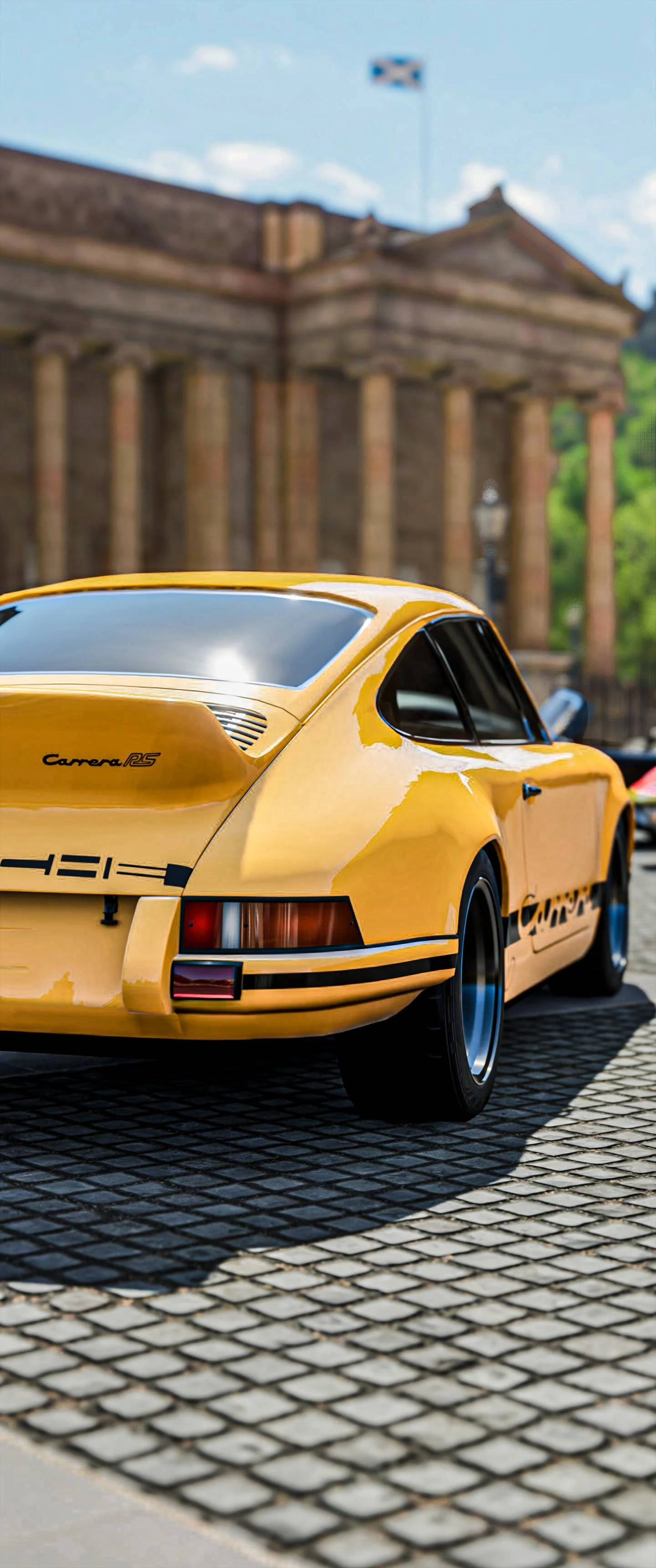黃色保時捷 911 停在戶外 壁紙 — 一輛鮮黃色保時捷911 Carrera RS在明亮的日光下停泊在宏偉古典建築前的鵝卵石路上。