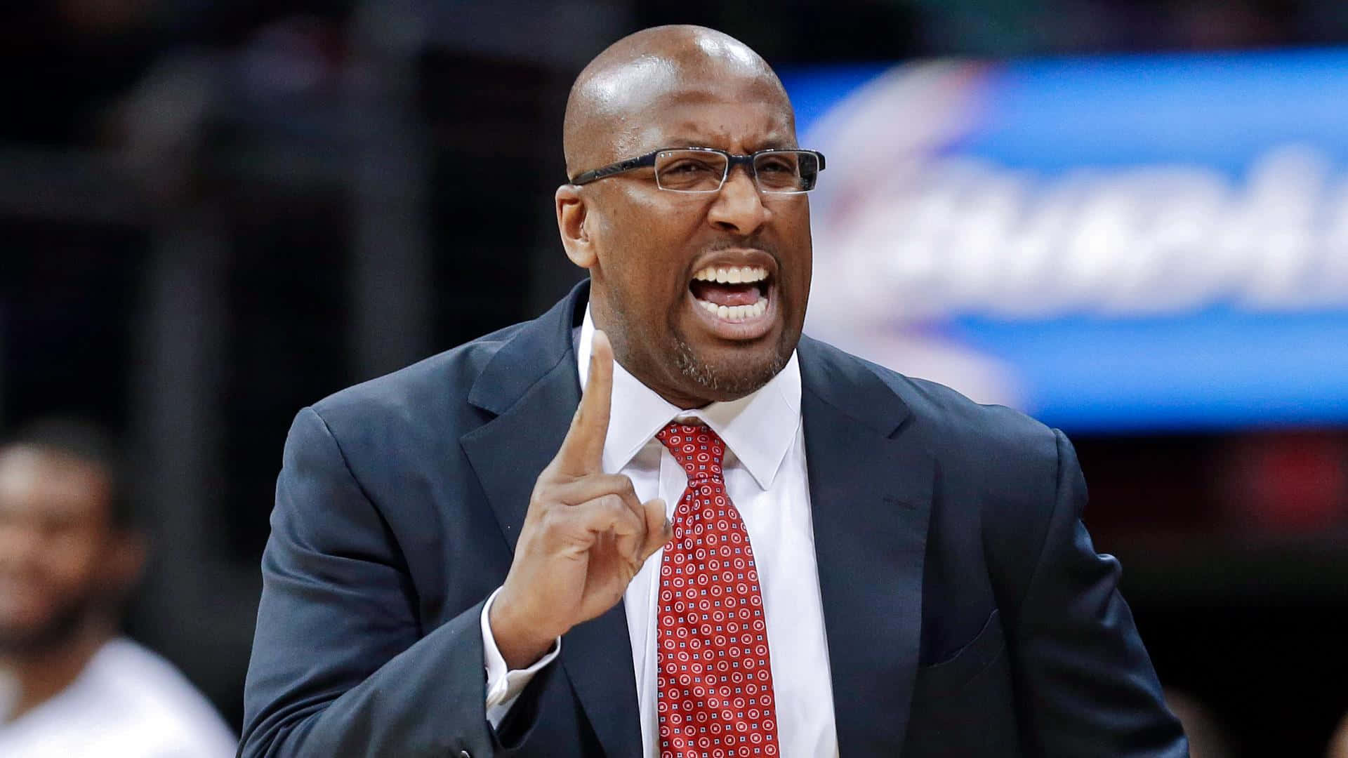 籃球教練在比賽中大喊並指點。 — NBA 壁紙