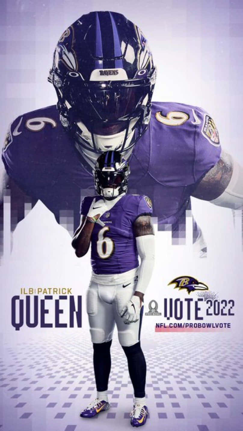  壁紙 — 一名身穿紫色和金色裝備的巴爾的摩烏鴉隊NFL球員自信地站立，身後有一個戴著頭盔的巨大自己版本隱約出現。